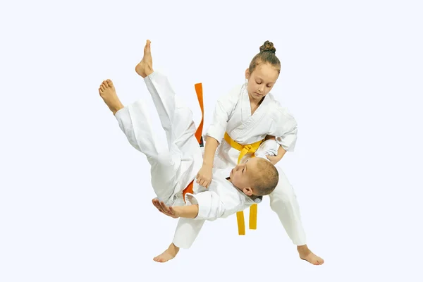 Sportvrouw met een gele gordel is maakt gooien Judo — Stockfoto