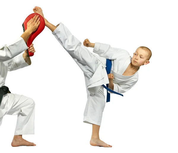 Der Schlag mawashi geri schlägt einen kleinen Sportler im Simulator — Stockfoto