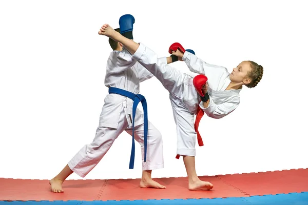 Dois atletas com sobreposições nas mãos estão treinando exercícios emparelhados de karatê — Fotografia de Stock