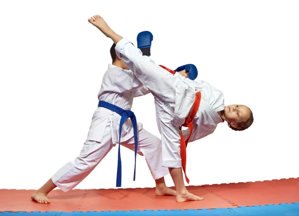 Blow Ura mavashi geri e proteção contra ele são atletas de treinamento em karategi — Fotografia de Stock