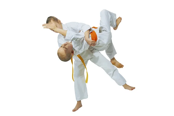 Hoog gooien judo maakt meisje in judogi — Stockfoto