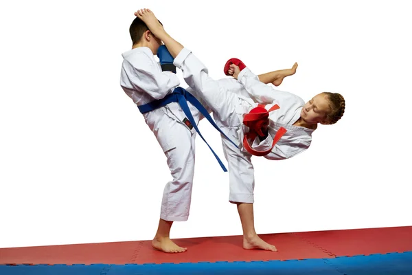 Boy and girl in karategi beats kicks — Stock Photo, Image