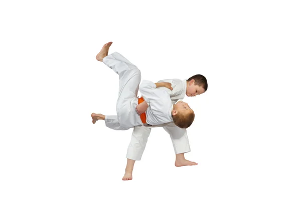 Pojkarna tränar judo kasta på en vit bakgrund — Stockfoto