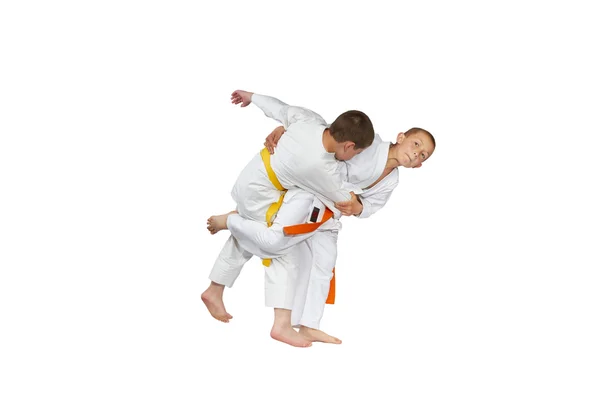 A sportoló egy narancssárga öv csinál judo dobja — Stock Fotó
