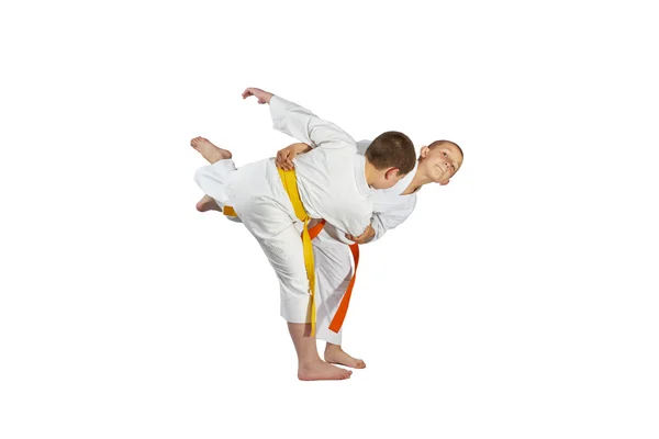 Les garçons athlètes s'entraînent lancers de judo — Photo