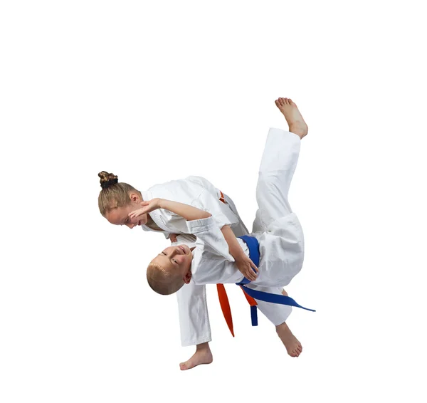 Jongen en meisje doen judo gooit — Stockfoto