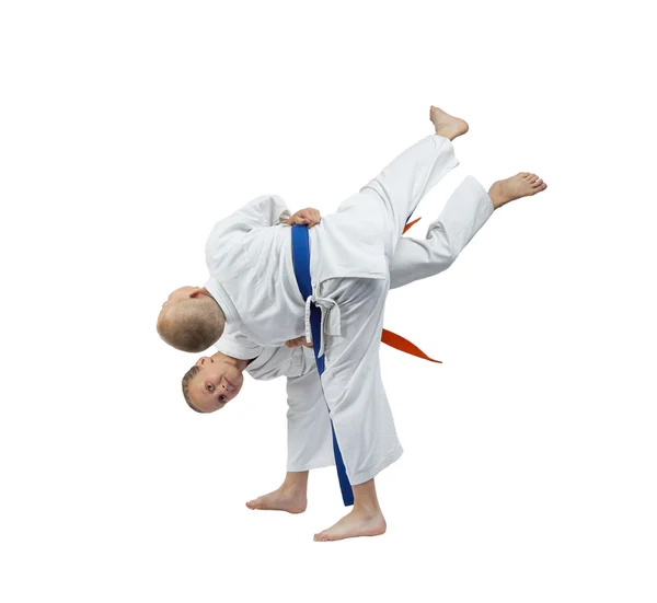 Crianças em judogi estão treinando arremessos de judô — Fotografia de Stock