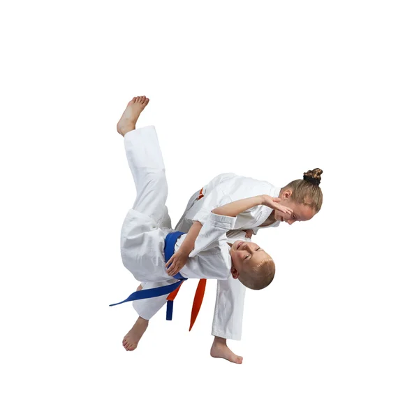 Ragazza e ragazzo in judogi sono i lanci di formazione — Foto Stock