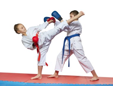 Darbeler kizami tsuki ve ura mavashi geri sportsmens içinde karategi yener.