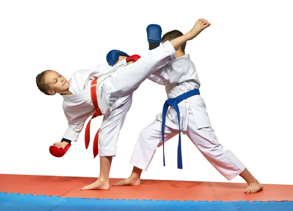 Dois jovens atleta fazendo exercício de karatê emparelhado — Fotografia de Stock