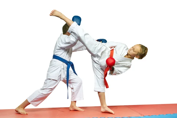 Em karategi sportsmens bate golpes de karatê — Fotografia de Stock