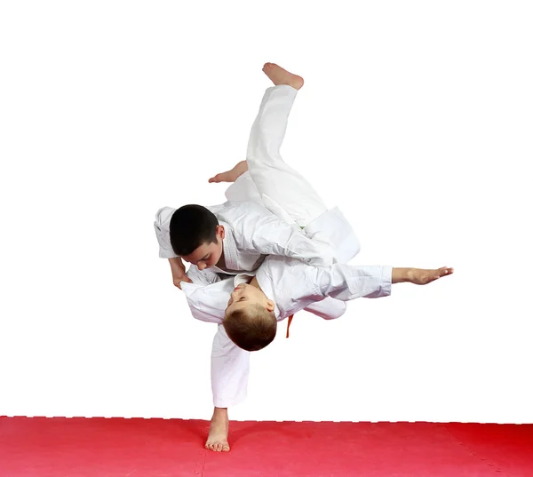 Judogi içinde sporcular gerçekleştirmede judo atar — Stok fotoğraf