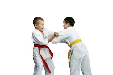 Sporcular eşleştirilmiş egzersizleri Judo yapıyorsunuz