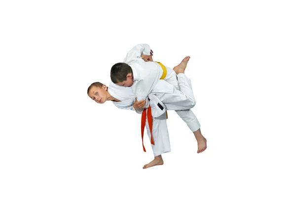 Dois meninos desportistas executar judo lança — Fotografia de Stock