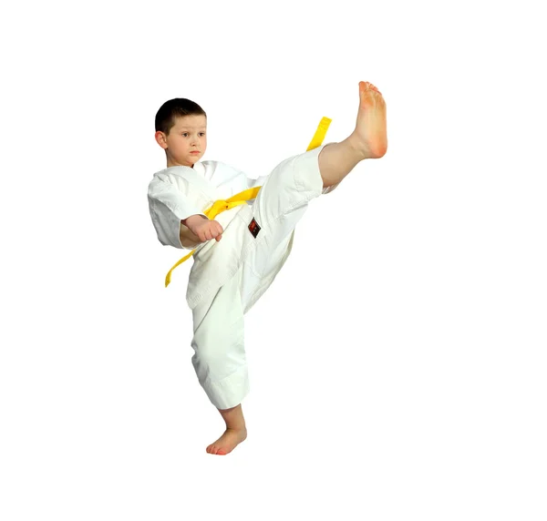 Patada directa pierna está haciendo poco atleta en karategi — Foto de Stock