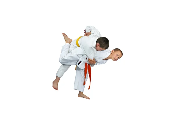 Barn i judogi gör kast av judo — Stockfoto