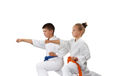 Erkek ve kız karate raflar içinde darbe el dayak