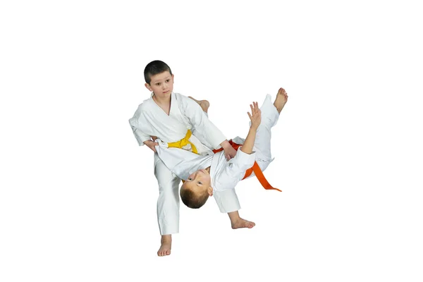 Su uno sfondo bianco sportivi treni judo lancia — Foto Stock