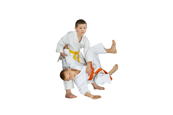 Judogi sporcularda atar judo gerçekleştirmek — Stok fotoğraf