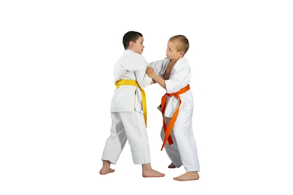 Pojkarna tränar Judo tekniker mot vit bakgrund — Stockfoto