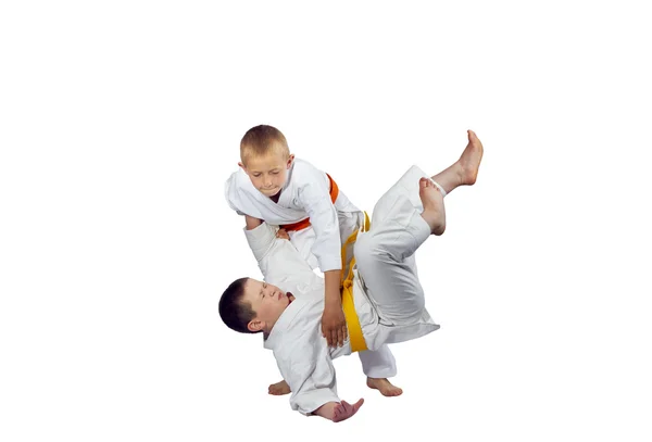 Atletas ativos em judogi estão fazendo lances de judô — Fotografia de Stock