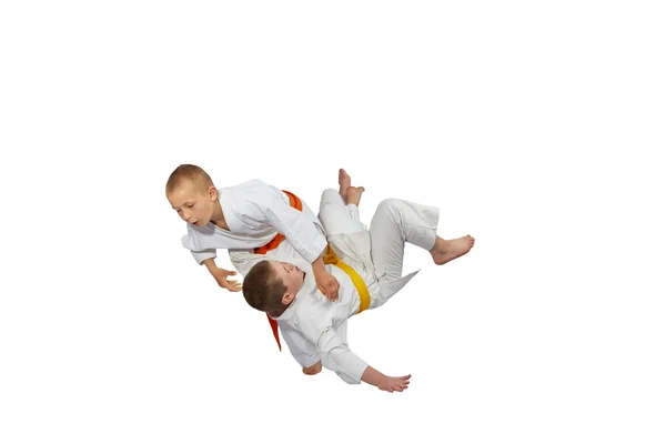 Pojkarna idrottare tränar judo kasta — Stockfoto