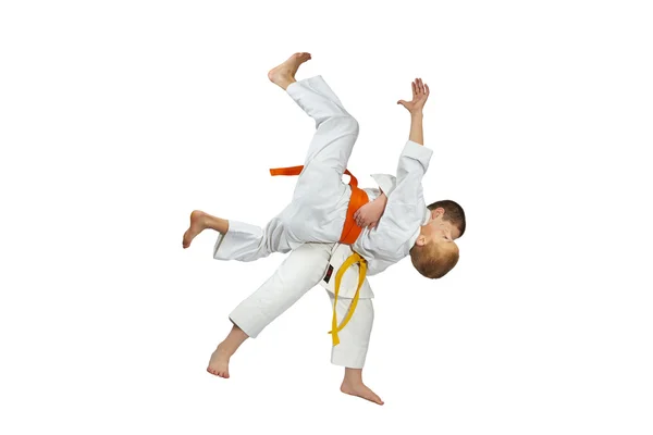 High throws judo son atletas de entrenamiento en judogi — Foto de Stock