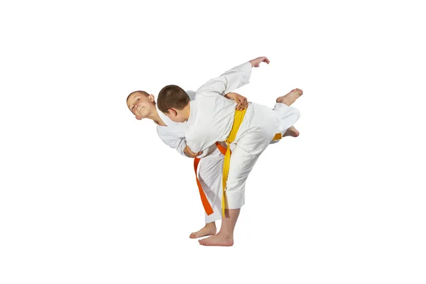 Na bílém pozadí sportovci dělají judo hodí — Stock fotografie