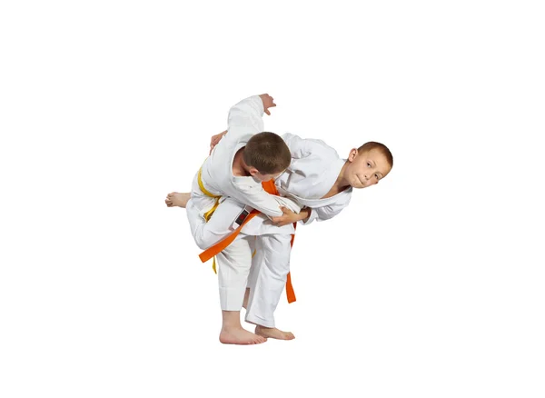 The throw performs an athlete with an orange belt — Stock Photo, Image