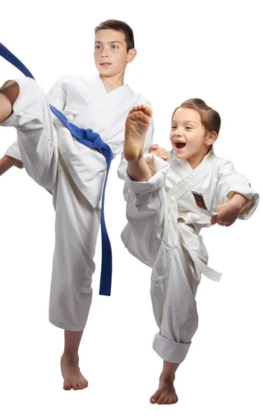 Perna reta pontapé são crianças perfoming em karategi — Fotografia de Stock