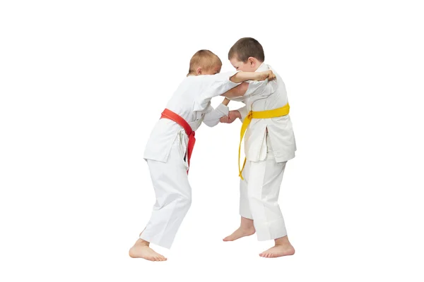 Två idrottsmän i karategi gör capture — Stockfoto
