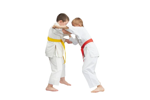 Les jeunes sportifs capturent des karategi — Photo
