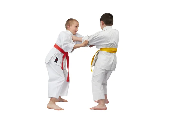 La captura de karategi los dos atletas entrenan —  Fotos de Stock
