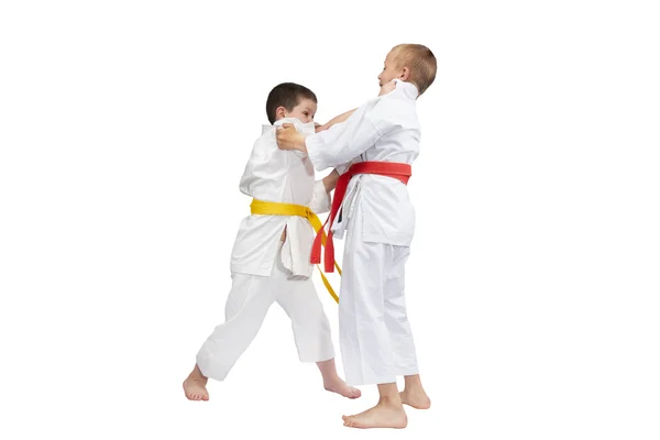 Los niños en karategi están entrenando captura —  Fotos de Stock