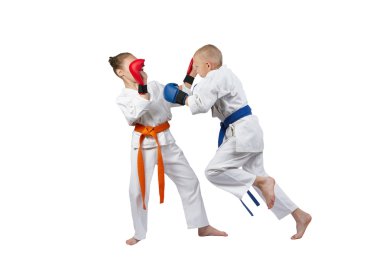 Kız ve erkek ellerini bindirmeleri ile atlama darbe yenerek