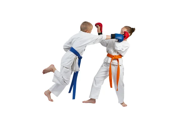 Braccio di pugno in un salto nelle prestazioni di un atleta nel karategi — Foto Stock