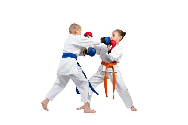 Kinderen zijn opleiding klappen karate met overlays op zijn handen — Stockfoto