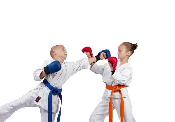Karategi çocuklarda atlama içinde darbe gyaku-Tsuki dayak — Stok fotoğraf