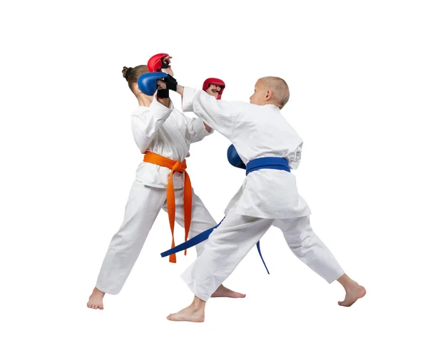 In roten und blauen Overlays trainieren Athleten Karate-Schläge — Stockfoto