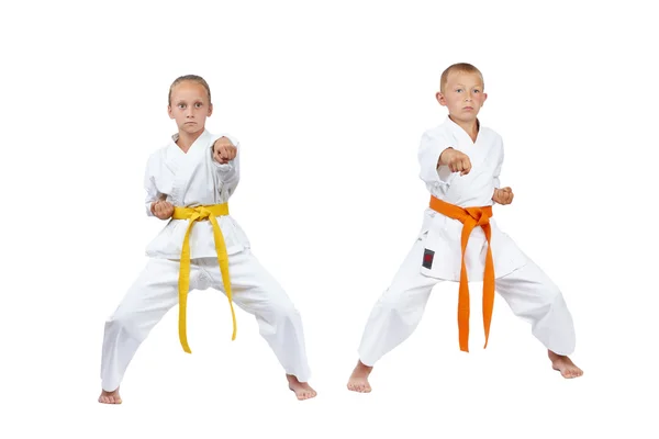 Klap gyaku-tsuki verslaat sportsmens in rack kiba dachi — Stockfoto