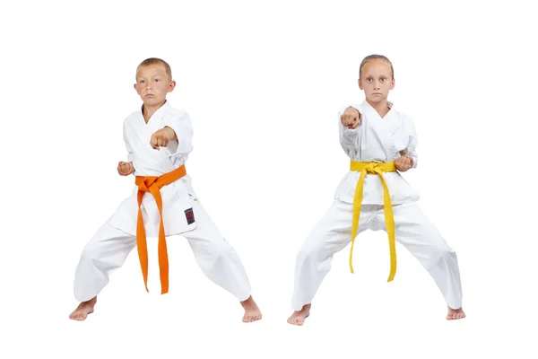 Kinderen in rack kiba dachi zijn gewonnen van punch gyaku-tsuki — Stockfoto