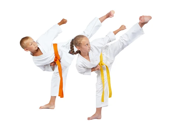 Twee kinderen in karategi beats Yoko geri — Stockfoto