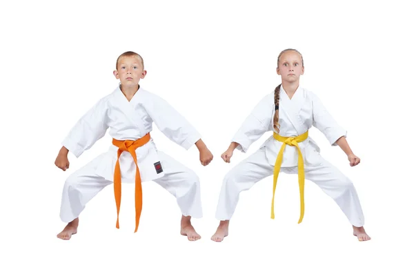 V regály kiba dachi jsou stojící sportovci v karategi — Stock fotografie