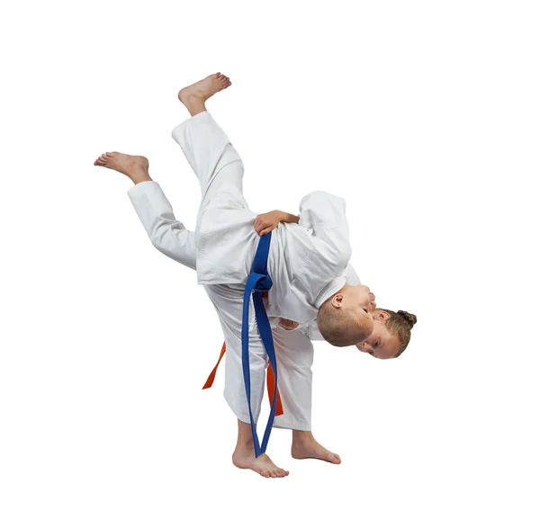 Judo gooien in perfoming Sportvrouw met een oranje riem — Stockfoto