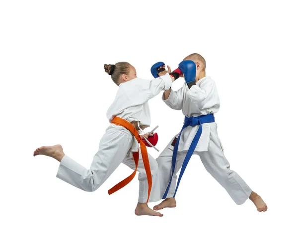 W karategi dziewczyna bije pięścią z nakładki na jej ręce — Zdjęcie stockowe