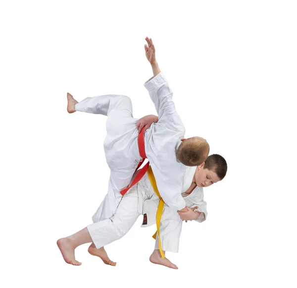 Młodzi sportowcy są szkolenia judo rzucić — Zdjęcie stockowe