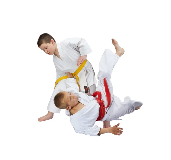 Kinderen zijn training judo gooit op een witte achtergrond — Stockfoto
