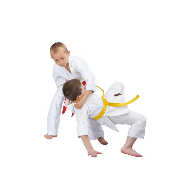 Deux athlètes font des lancers de judo — Photo