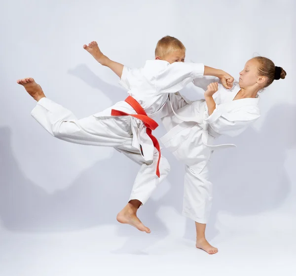 Karategi içinde çocukları dövmek karate darbeler vardır. — Stok fotoğraf