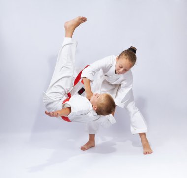Eğitim atar judogi içinde iki atletler